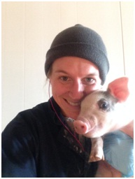 PEDv Piglet Selfie, Erin Brenneman
